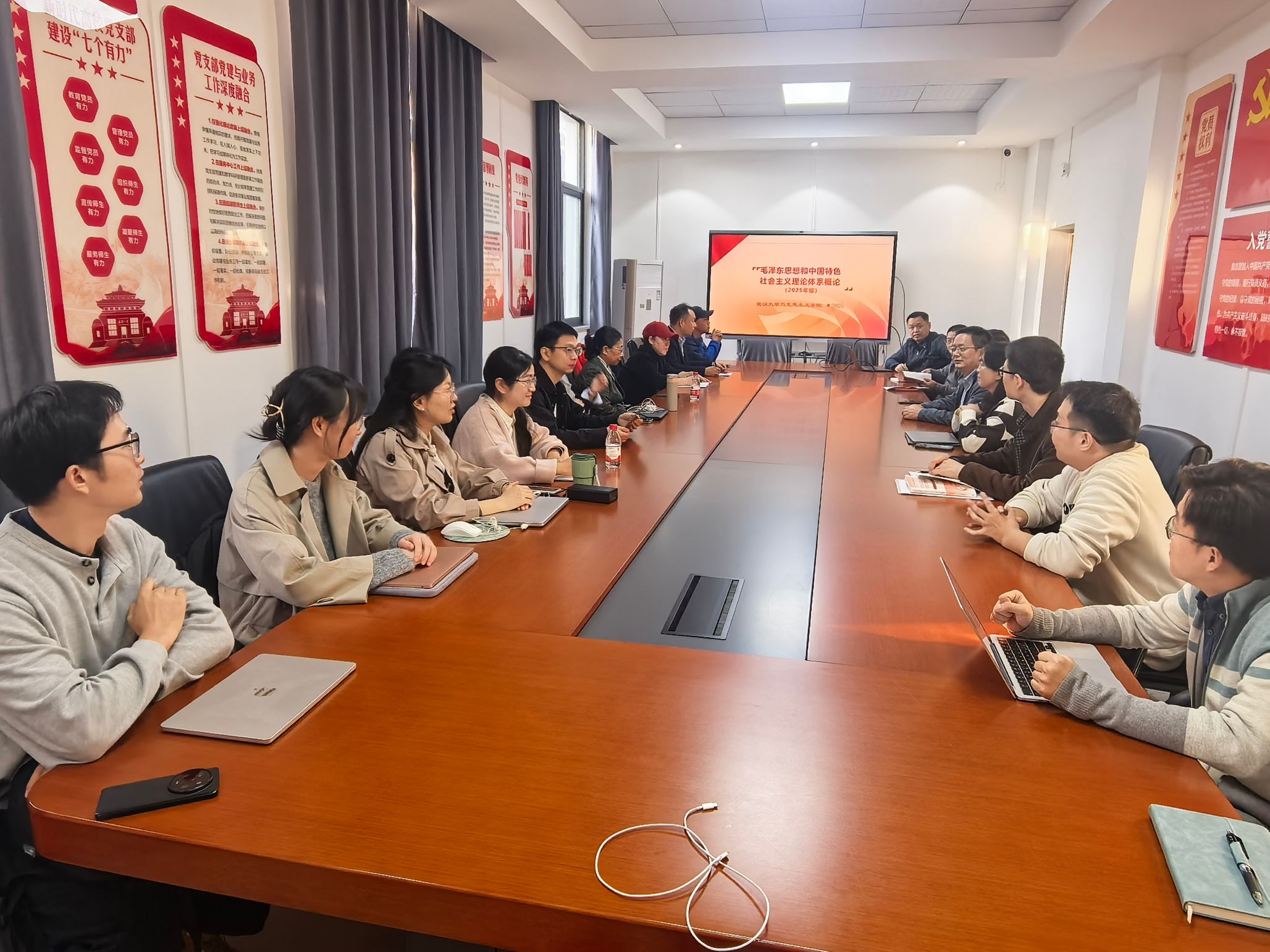 “毛泽东思想和中国特色社会主义理论体系概论”课程中心举行“拿手专题”展示集体备课会